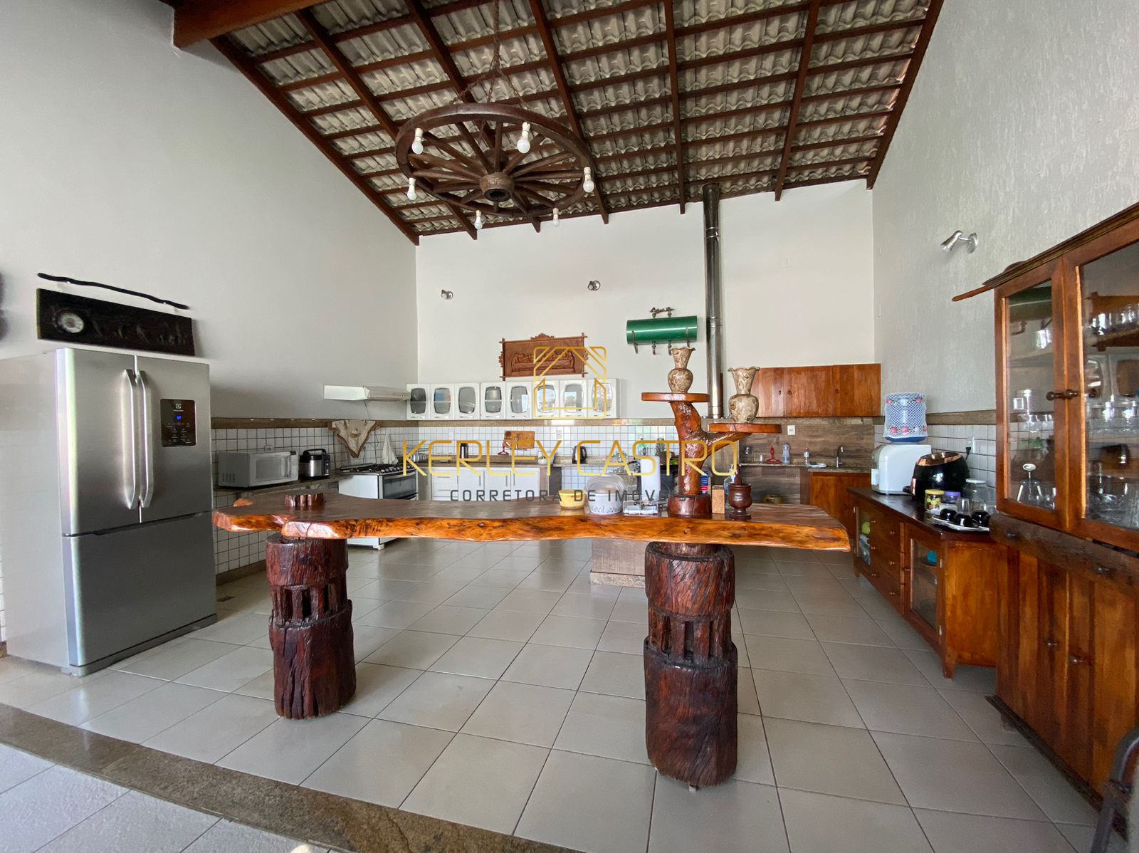 VENDO CASA COM TRÊS SUÍTES  NO BAIRRO CATARINA 